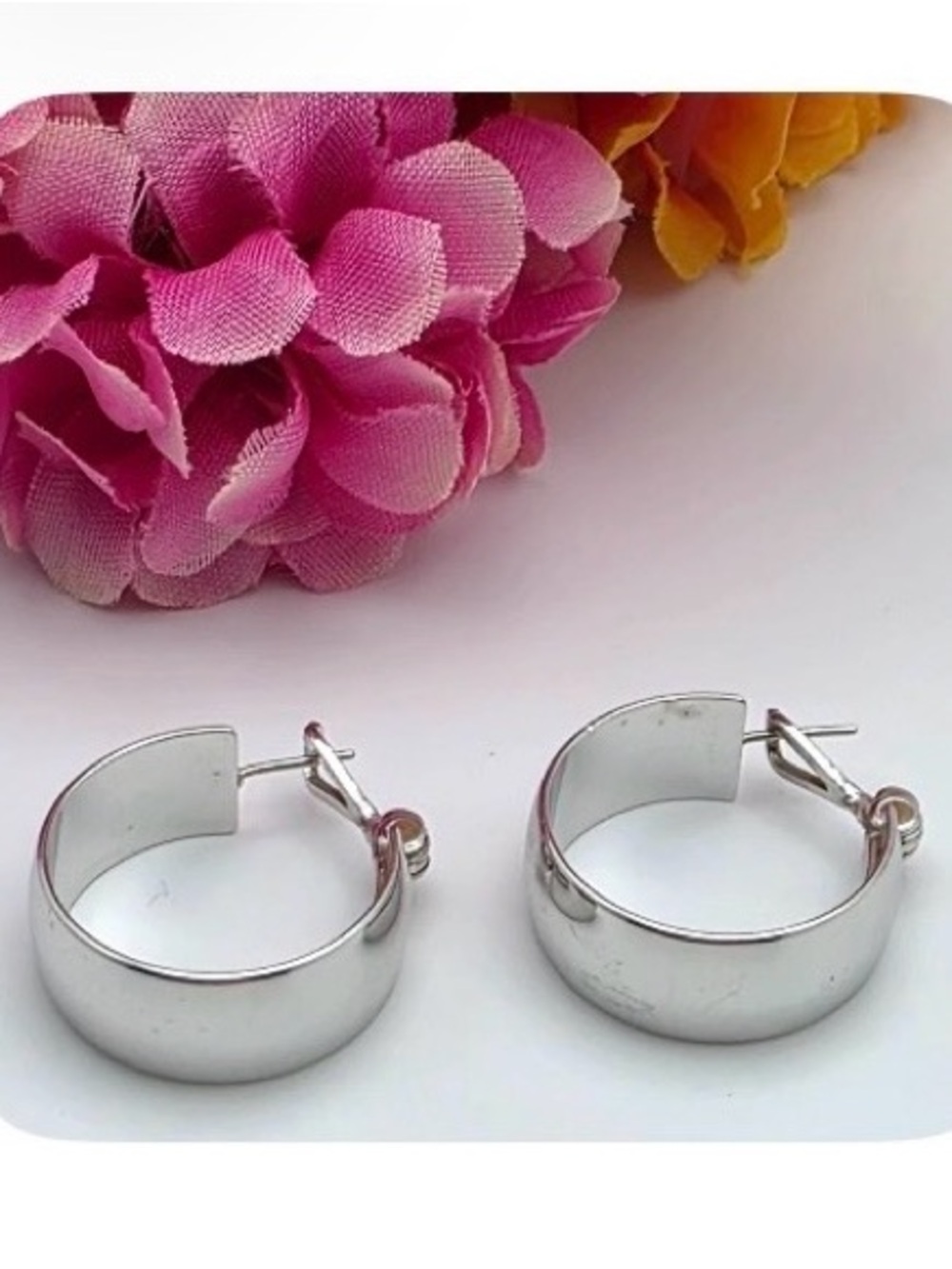 2 Pairs Monet Vintage 80’s Earrings
-silver hoops
-silver shrimp earrings